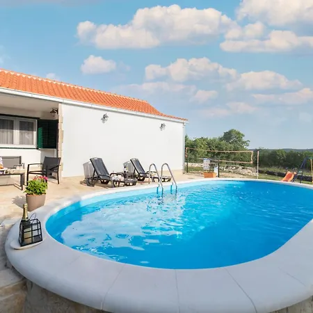 Serene Retreat With Pool Veliki Brocanac