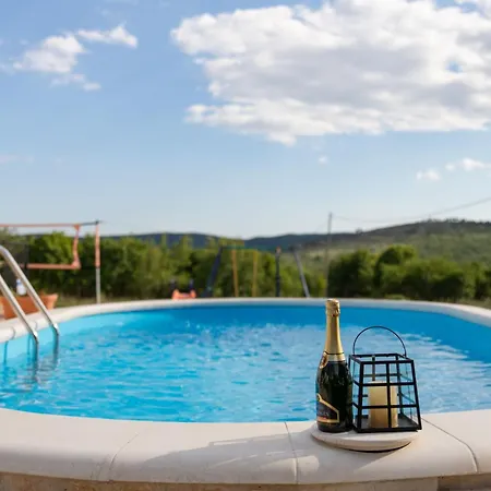 Serene Retreat With Pool *