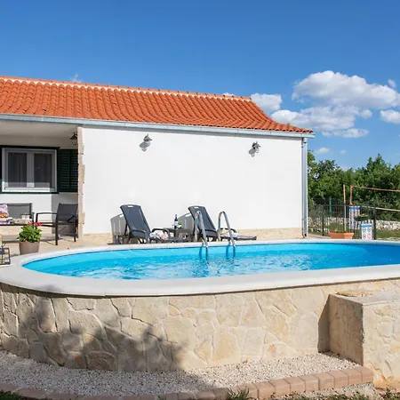 Serene Retreat With Pool Holiday home *