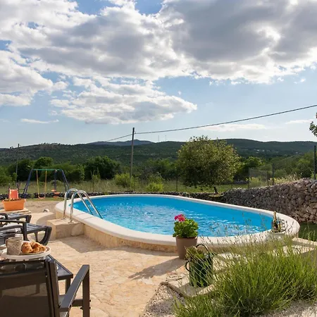 Serene Retreat With Pool